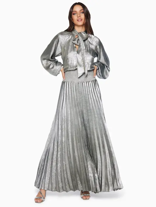 Maxi dress tidak akan pernah membuat tampilanmu salah. Gaun ini juga bisa membuat pernyataan di malam tahun baru dengan detail-detail cantik. Foto: Pinterest.