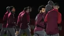 Mohamed Salah mulai berlatih dengan rekan setim jelang laga lanjutan Liga Champions melawan Napoli yang berlangsung di stadion Anfiled, Inggris, Rabu (13/12). Liverpool membutuhkan kemenangan agar bisa lolos ke babak gugur. (AFP/Paul Ellis)