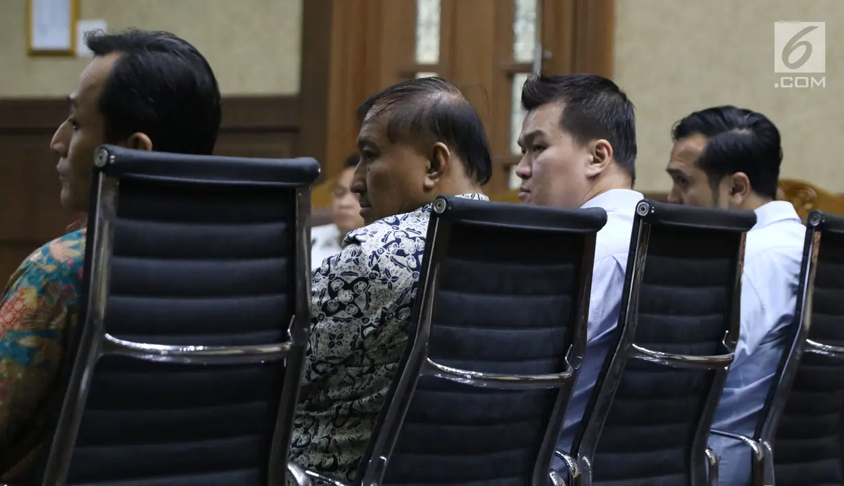 Tersangka kasus dugaan korupsi e-KTP, Markus Nari (kedua kiri) saat menjadi saksi pada sidang lanjutan dugaan korupsi E-KTP  dengan terdakwa Irvanto H Pambudi dan Made Oka Masagung di Pengadilan Tipikor, Jakarta, (25/9). (Liputan6.com/Helmi Fithriansyah)