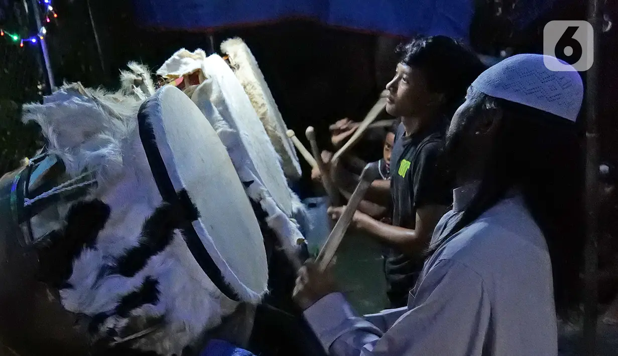Sejumlah warga memukul bedug pada malam takbiran di kawasan Tanah Baru, Bogor, Jawa Barat, Sabtu (23/5/2020). Di tengah pandemi virus corona COVID-19, sejumlah warga tetap merayakan malam takbiran dengan memukul bedug. (Liputan6.com/Herman Zakharia)