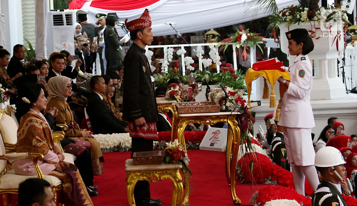 Pembawa baki pada upacara penurunan bendera merah putih dipercayakan ke paskibraka putri, Ruth Celine Eglesya Purba. Anak perempuan pasangan Nilson Purba (ayah) dan Lisbert Herta Pandiangan (ibu) ini tercatat sebagai siswi SMA Negeri 2 Binjai. (Liputan6.com/Johan Fatzry)