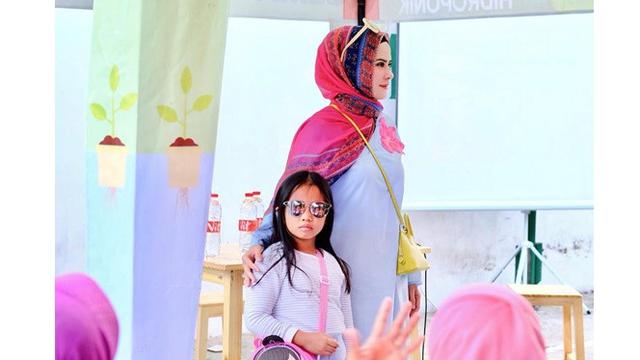 Jarang Tersorot, Ini 7 Momen Manis Angel Lelga dan Sang Putri