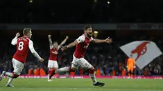 Penyerang Arsenal, Olivier Giroud merayakan gol keempat Arsenal saat pertandingan melawan Leicester City pada pertadingan Liga Inggris di Stadion Emirates, London (11/8). Arsenal berhasil mengalahkan Leicester City dengan skor 4-3. (AFP/Ian Kington)