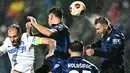 Gelandang Atalanta #07 Teun Koopmeiners menyundul bola saat menjamu Sturm Graz dalam pekan keempat Liga Europa 2023/2024 di Gewiss Stadium, Jumat (10/11/2023). (GABRIEL BOUYS / AFP)