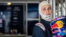 Atlet Ski dunia asal Amerika, Lindsey Vonn  melakukan persiapan sebelum mencoba mengendarai mobil F1 Red Bull di Spielberg, Austria, (14/6). Ia mencoba mobil F1 ketika dirinya berlibur dari kegiatan olahraganya (Ski). (Samo Vidic/Red Bull Content Pool)