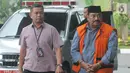 Swasta penyuap Bupati Indramayu Supendi, Carsa AS berjalan akan menjalani pemeriksaan lanjutan di Gedung KPK, Jakarta, Rabu (13/11/2019). Carsa AS diperiksa terkait pengaturan proyek di lingkungan Pemerintah Kabupaten Indramayu tahun 2019. (merdeka.com/Dwi Narwoko)