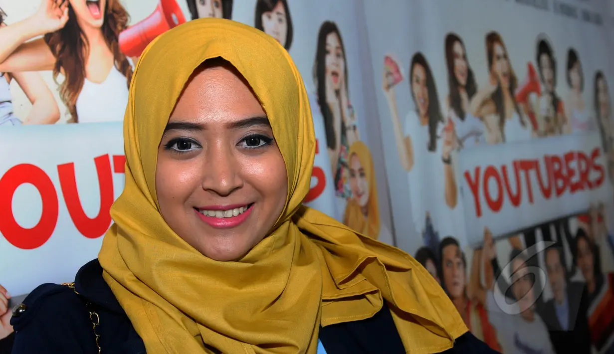 Model Hijab muslimah, Natasha Farani Attamimi saat menghadiri gala premier film 'Youtubers' di XXI Epicentrum, Jakarta, Selasa (5/5/2015). Film bergenre komedi tersebut akan rilis perdana pada 7 Mei mendatang. (Liputan6.com/Faisal R Syam)