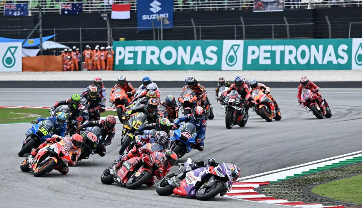 Pembalap Prima Pramac Jorge Martin (kanan) memimpin balapan MotoGP Malaysia 2022 di Sirkuit Internasional Sepang, Sepang, Malaysia, Minggu (23/10/2022). Francesco Bagnaia sukses menjadi juara MotoGP Malaysia 2022 disusul Enea Bastianini dan Fabio Quartararo. (MOHD RASFAN/AFP)