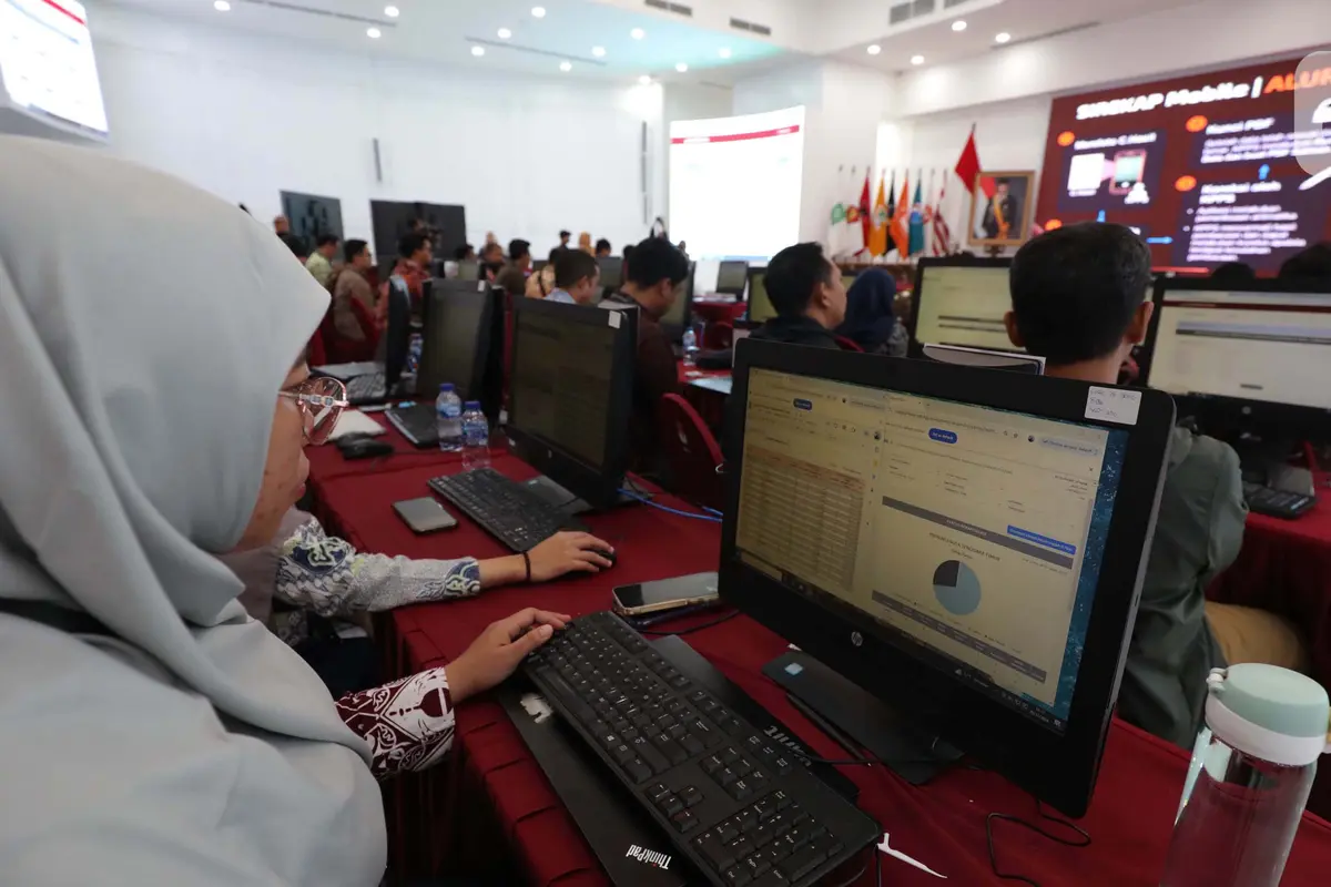 Memantau Ruang Monitoring Rekapitulasi Penghitungan Suara Pilkada Serentak 2024