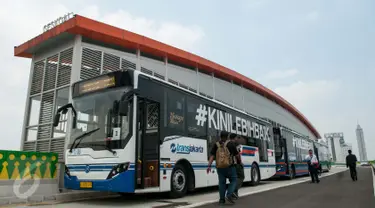 Bus transjakarta Koridor 13 (Ciledug-Tendean) berhenti saat uji coba di Halte Siskoal, Jakarta, Senin (15/5). Uji coba dilakukan untuk melihat kesiapan jalur dan menyelesaikan problem yang ditemukan di lapangan. (Liputan6.com/Gempur M Surya)