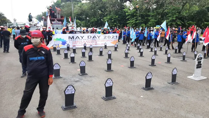 Peringatan Hari Buruh atau May Day di sekitar Patung Kuda Jakarta, Sabtu (1/5/2021)