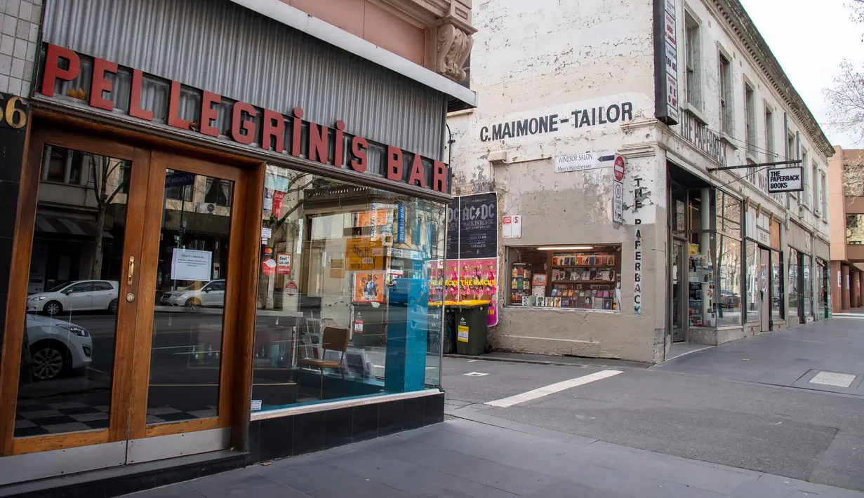 Pellegrinis Cafe dan toko buku The Paperback tutup selama lockdown atau penguncian wilayah di Melbourne, Kamis (6/8/2020). Negara bagian Victoria, hotspot COVID-19 di Australia, melakukan lockdown dan menutup bisnis ritel sebagai upaya mencegah penyebaran virus corona. (AP Photo/Andy Brownbill)