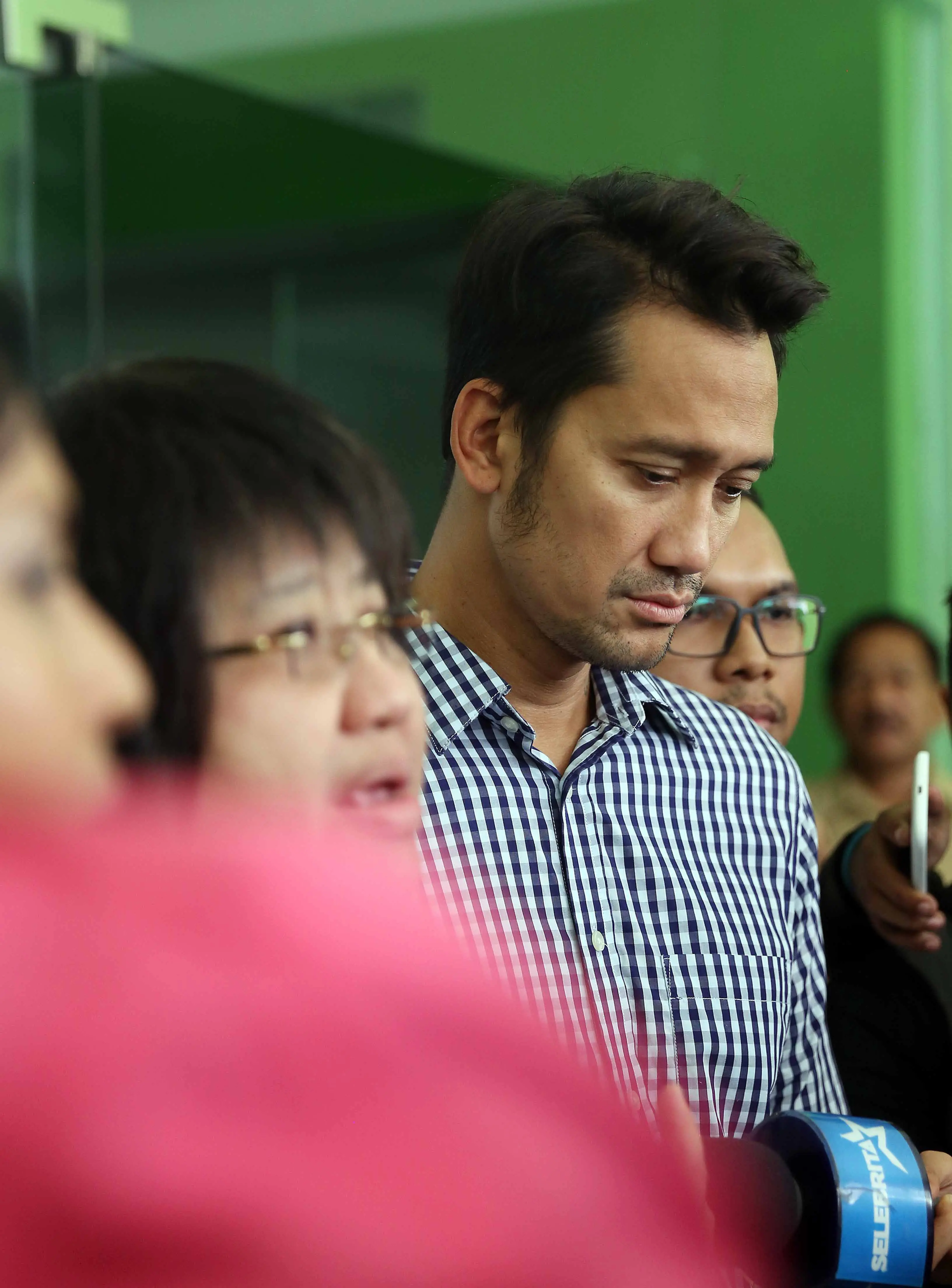 Setelah sang istri, Mieke Amalia, kini giliran Tora Sudiro yang bisa menghirup udara bebas kembali. Pengajuan penangguhan penahanan Tora dikabulkan pihak berwajib dan ia juga sudah tak menjalani perawatan di RSKO Cibubur. (Nurwahyunan/Bintang.com)