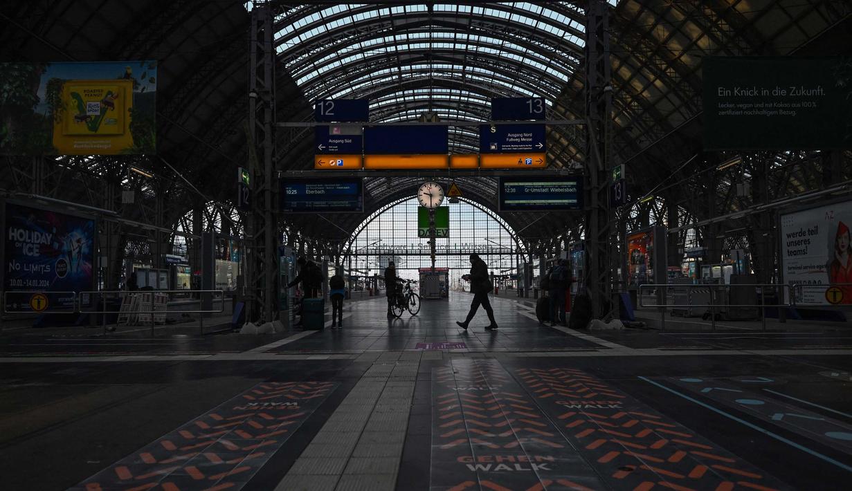 GDL juga menuntut pengurangan jam kerja dari 38 jam menjadi 35 jam per pekan bagi pekerja shift, serta peningkatan pendapatan. (Kirill KUDRYAVTSEV/AFP)