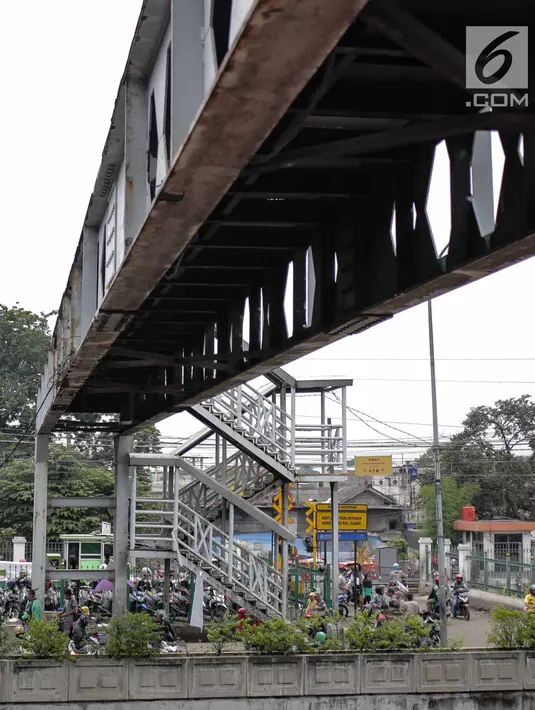 Kondisi Jembatan Penyeberangan Orang (JPO) di Pasar Minggu, Jakarta, Kamis (7/3). JPO Pasar Minggu yang rusak dan tidak berfungsi itu bakal direvitalisasi pada Mei 2019 memakai dana kompensasi Koefisien Lantai Bangunan (KLB). (Liputan6.com/Faizal Fanani)