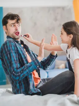 kehadiran ayah yang aktif dan terlibat juga berperan besar dalam membentuk karakter dan masa depan anak. (foto/dok: freepik)