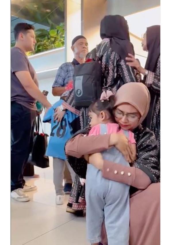 7 Momen Ria Ricis dan Oki Setiana Dewi Pamit Berangkat Haji, Penuh Haru