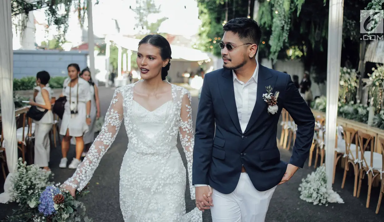 Penyanyi Petra Sihombing berpose bersama Firrina Sinatrya usai pemberkatan di GPIB Immanuel, Jakarta, Jumat (23/3). Pernikahan Petra dengan Firrina dipimpin oleh Pendeta Binsar J. Pakpahan. (Liputan6.com/Faizal Fanani)