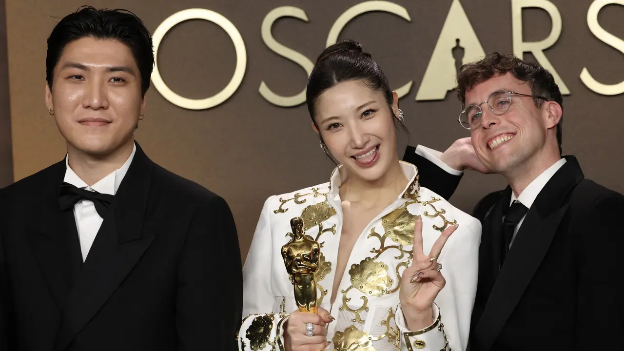 Jeong Hoon Seo, Ejae, dan Mark Sonnenblick dalam Piala Oscar 2026. (VALERIE MACON / AFP).