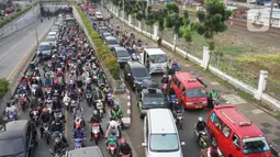 Kendaraan terjebak kemacetan saat melintas di Jalan Raya Pasar Minggu, Jakarta, Rabu (10/6/2020). Tingginya volume kendaraan serta adanya proyek pembangunan flyover menyebabkan kemacetan parah di kawasan tersebut, meskipun saat ini masih dalam status transisi PSBB. (Liputan6.com/Immanuel Antonius)