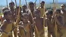 Sejumlah bocah ikut pertunjukkan Festival Lembah Baliem ke-27 Wamena, Papua, Senin (8/8). Festival Lembah Baliem berlangsung selama tiga hari dan diselenggarakan setiap bulan Agustus. (AFP PHOTO/Adek Berry)