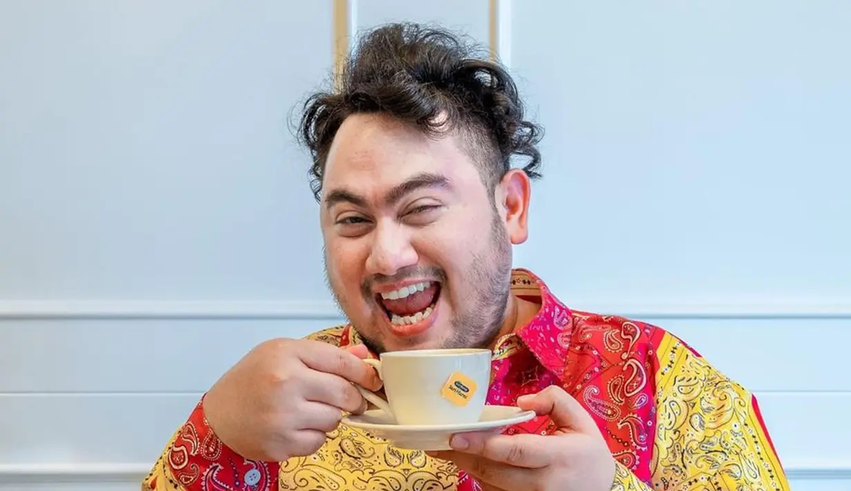 Seiring berjalannya waktu, gaya dan penampilan pria berusia 34 tahun ini pun berubah. Terutama gaya rambutnya yang kerap mencuri perhatian. Salah satunya ia tampil dengan rambut keriting gaya mohawk.(Liputan6.com/IG/@kingnassar88)