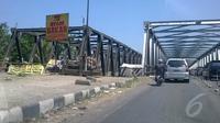 Disebelah kiri adalah Jembatan Comal yang ditutup, sedangkan sebelah kanan dibuka dengan sistem buka tutup, Jumat (1/8/14). (Liputan6.com/Irna Gustiawati)