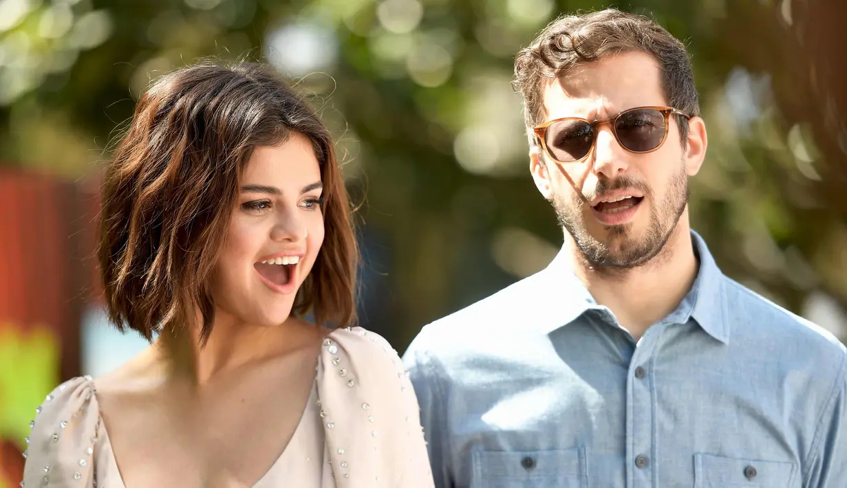 Selena Gomez dan Andy Samberg berpose saat menghadiri pemotretan  film terbarunya "Hotel Transylvania 3: Summer Vacation" di Culver City, California (11/4). Aktris 25 tahun ini mengisi suara Mavis di film tersebut. (Matt Winkelmeyer/Getty Images/AFP)