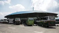 Sejumlah bus Antar Kota Antar Provinsi (AKAP) terparkir di Terminal Pulo Gebang, Jakarta, Kamis (8/6). Terminal Pulo Gebang menjadi satu dari tiga terminal yang disiapkan oleh Pemprov DKI  untuk melayani arus mudik 2017. (Liputan6.com/Faizal Fanani)