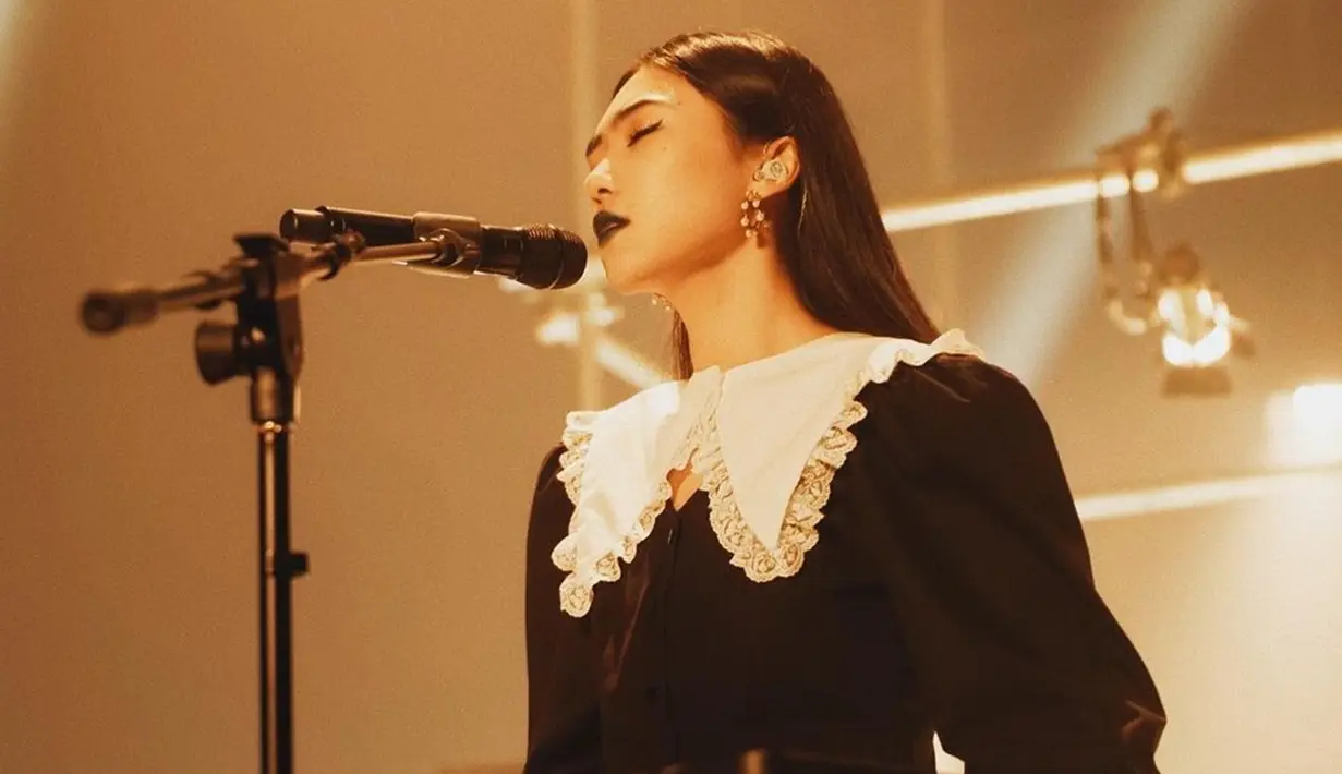 Penampilan Isyana Sarasvati satu ini pun sempat mencuri perhatian netizen. Pasalnya, selain menggunakan busana hitam dengan detail putih, wanita 28 tahun ini juga menggunakan lipstik hitam. (Liputan6.com/IG/@isyanasarasvati)