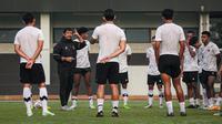Pelatih Kepala Timnas Indonesia U-22, Indra Sjafri memberikan instruksi ke pemainnya saat melakukan pemusatan latihan untuk SEA Games 2023 di Lapangan B Kompleks Stadion Gelora Bung Karno (SUGBK), Senayan, Jakarta, Sabtu (11/03/2023). Sebanyak 17 nama pemain baru bergabung untuk menjalani pemusatan latihan gelombang kedua ini yang berlangsung dari 9-16 Maret 2023. (Bola.com/Bagaskara Lazuardi)