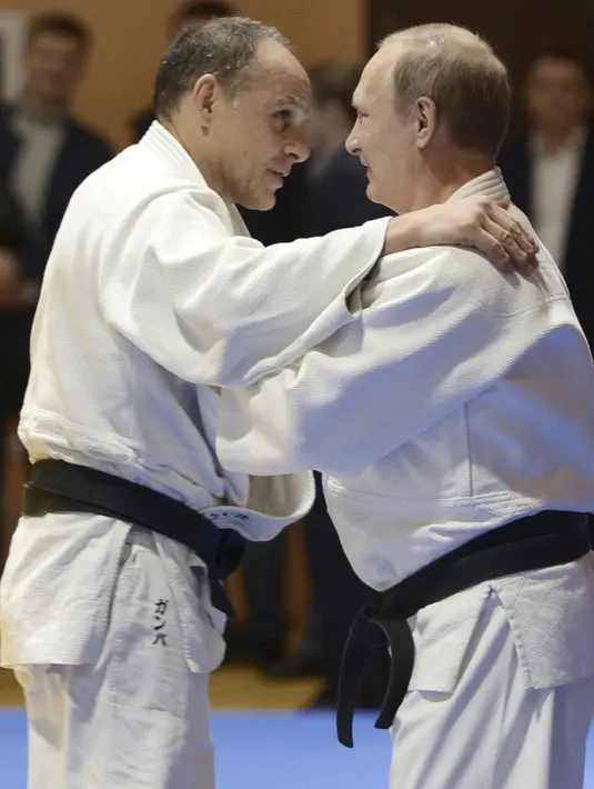 Presiden Rusia Vladimir Putin (kanan) saat berlatih judo bersama pelatih tim judo nasional Rusia Ezio Gamba saat sesi latihan di Sochi (8/1/2016). (REUTERS/Alexei Nikolsky/Sputnik/Kremlin)