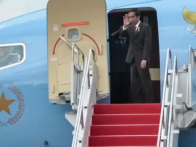 Presiden Joko Widodo bertolak menuju Malaysia menggunakan pesawat kepresidenan di Halim Perdana Kusuma, Jakarta, Minggu (26/4/2015). Kunjungan tersebut dalam rangka menghadiri KTT ASEAN ke-26. (Liputan6.com/Faizal Fanani)