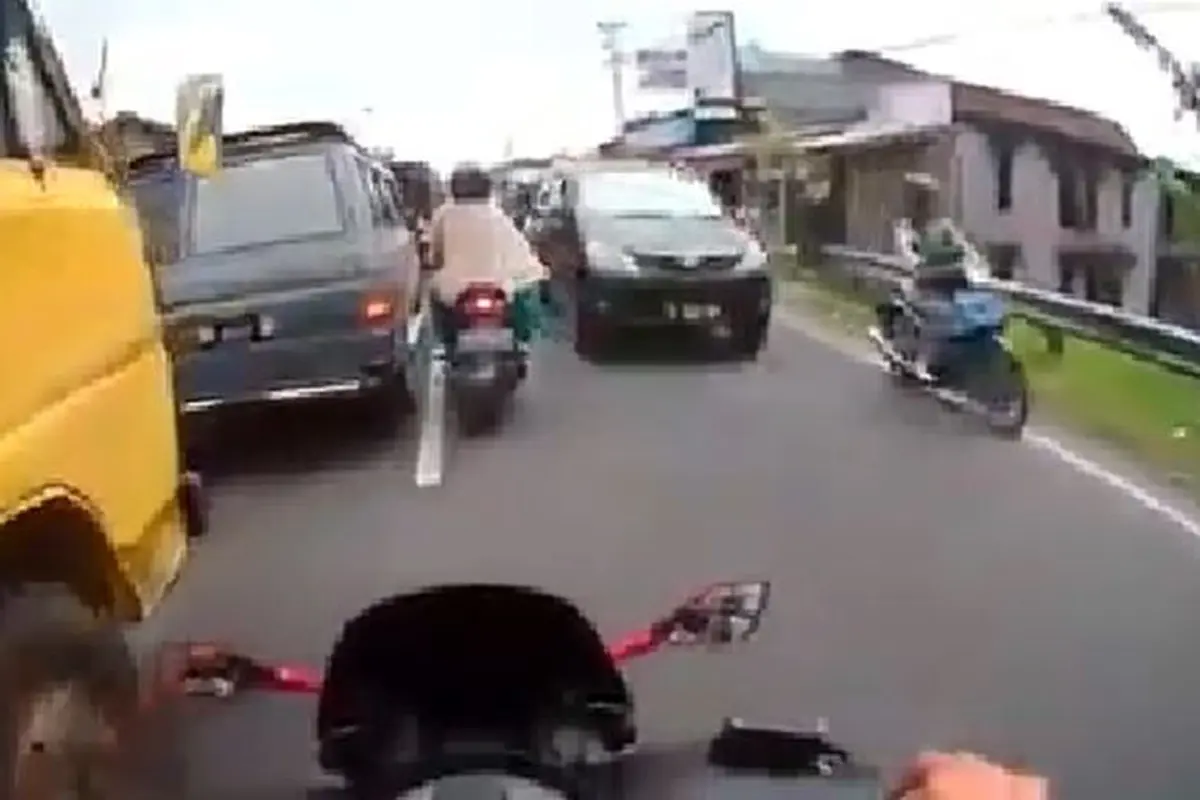 Emak-Emak Naik Motor