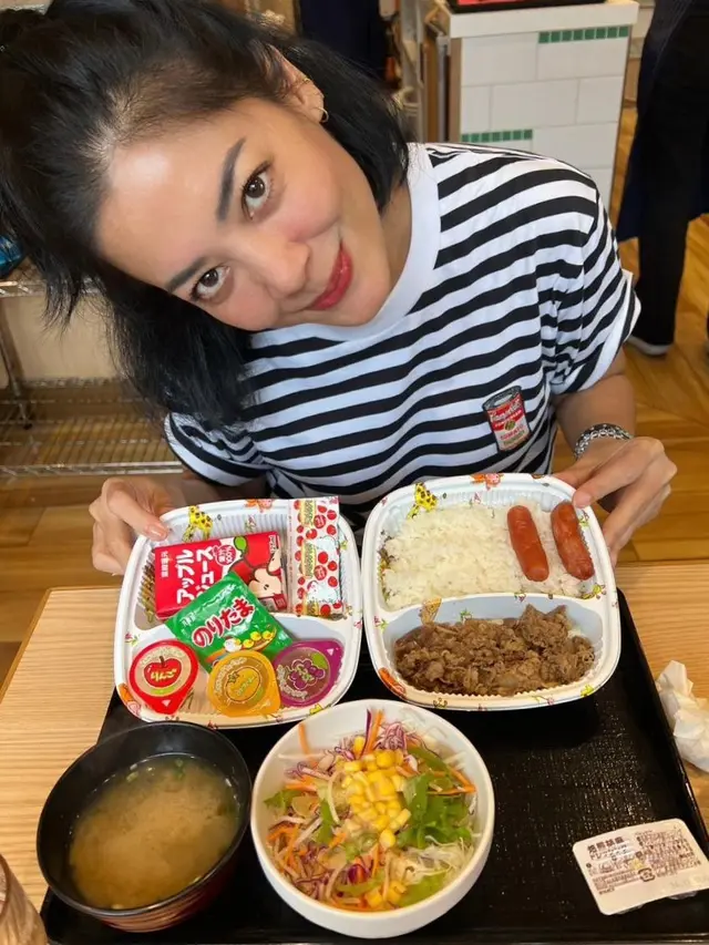 6 Potret Lulu Tobing Liburan di Jepang, Asyik Berburu Kuliner