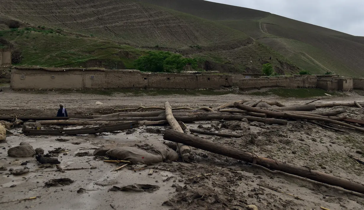 Banjir juga menyebabkan kerugian pada rumah-rumah dan harta benda di beberapa distrik, menurut Edayatullah Hamdard, direktur provinsi Manajemen Bencana Alam di Baghlan. (AP Photo/Mehrab Ibrahimi)