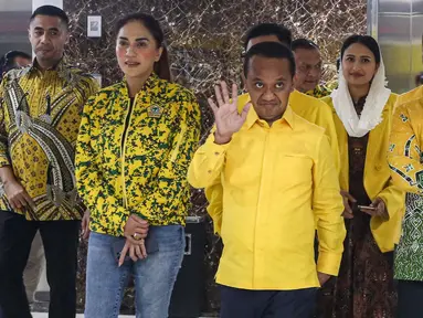 Ketua Umum Partai Golongan Karya (Golkar) Bahlil Lahadalia (tengah) sesaat sebelum mengumumkan pengurus baru Dewan Pimpinan Pusat (DPP) Partai Golkar periode 2024-2029 di kantor DPP Partai Golkar, Jakarta Barat, Kamis (7/11/2024). (Liputan6.com/Angga Yuniar)
