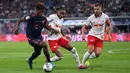 Gelandang Bayern Munchen, Kingsley Coman, berusaha melewati gelandang RB Leipzig, Christopher Nkunku, pada laga Bundesliga 2019/20 di Leipzig, Sabtu (14/9). Kedua klub bermain imbang 1-1. (AFP/John Macdougall)