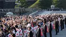 Ribuan warga menyaksikan parade Kaisar Naruhito dan Permaisuri Masako di Tokyo, Jepang, Minggu (10/11/2019). Warga datang sejak pagi agar mendapatkan tempat terbaik untuk menyaksikan parade tersebut. (AP Photo/Eugene Hoshiko)