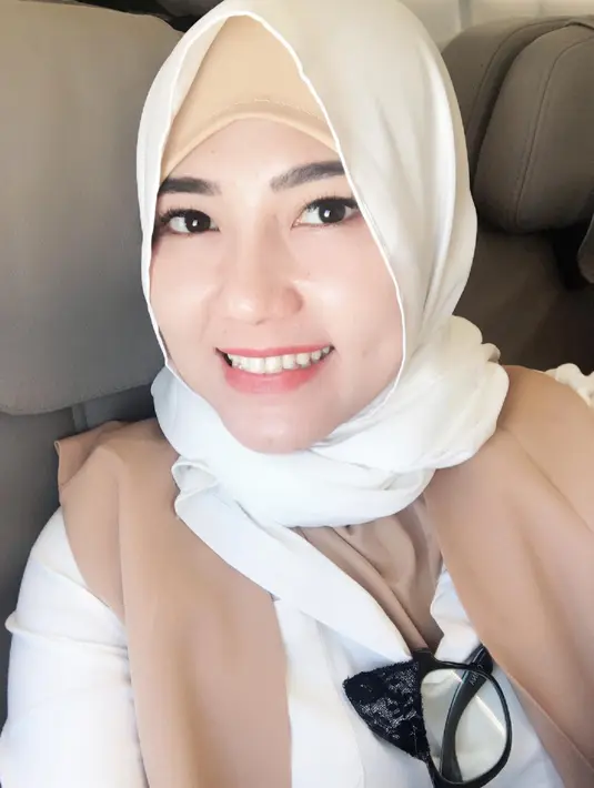 Via Vallen terlihat begitu menggemaskan saat mengenakan hijab berwarna putih. (Foto: instagram.com/viavallen)