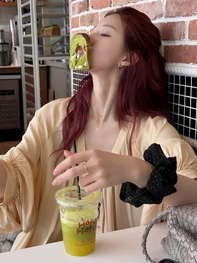 Potret Zhao Lusi Tampil dengan Rambut Burgundy Usai Sembuh, Bikin Pangling!