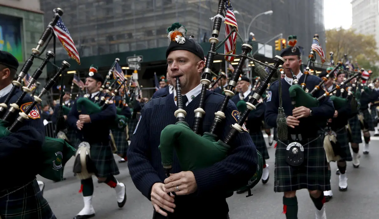 Tim Bagpipe petugas kebakaran Amerika Serikat beraksi dalam parade perayaan Hari Veteran di New York, Amerika Serikat, Rabu (11/11). Hari Veteran adalah hari libur nasional untuk menghormati jasa para tentara Amerika. (REUTERS/Shannon Stapleton)