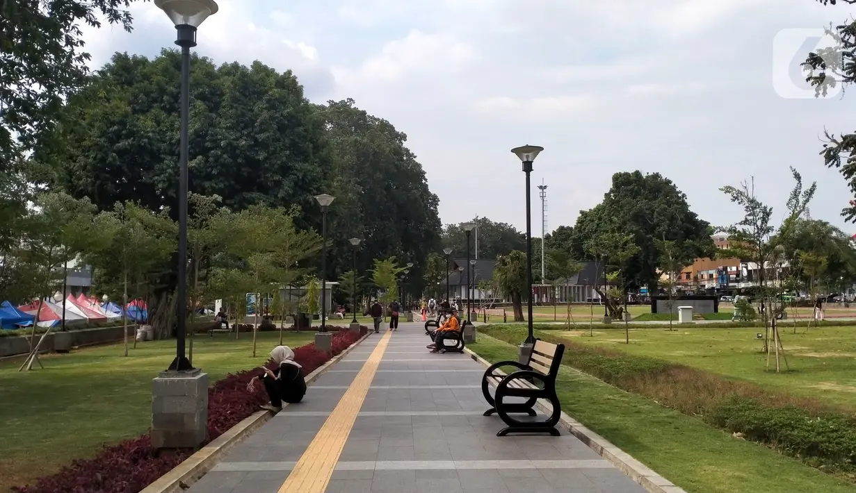 Aktivitas warga di Alun-Alun Kota Bogor, Jawa Barat, Senin (26/9/2022). Alun-alun yang memiliki jam operasional mulai pukul 05.00 WIB - 19.00 WIB ini diresmikan pada 17 Desember 2021 oleh Gubernur Jawa Barat Ridwan Kamil. (Liputan6.com/Magang/Aida Nuralifa)