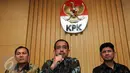 Dirjen Bea dan Cukai Heru Pambudi (tengah) didampingi Wakil Ketua KPK Laode Muhammad Syarif (kanan) dan Saut Situmorang memberikan keterangan pers mengenai Sinergi Direktorat Jenderal Bea dan Cukai dan KPK di Jakarta, (29/1). (Liputan6.com/Helmi Afandi)