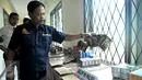 Petugas menunjukan sejumlah barang bukti yang berhasil disita dari penggerebekan rumah yang dijadikan pabrik obat palsu di Bogor saat rilis kasus di Mabes Polri, Jakarta, Jumat (6/11). (Liputan6.com/Gempur M Surya)