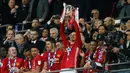 Penyerang Manchester United, Zlatan Ibrahimovic mengangkat Piala Liga Inggris, setelah mengalahkan Southampton dalam pertandingan final di Stadion Wembley, London, (27/2). Ibrahimovic mencetak dua gol di pertandingan ini. (AFP Photo / Ian Kington)