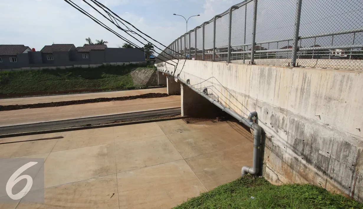 Situasi pembangunan proyek jalan tol Cinere-Jagorawi Seksi II di Depok, Jawa Barat, Jumat (3/6). Proyek yang direncanakan rampung pertengahan 2016 terpaksa mundur akibat terkendala proses pembebasan lahan. (Liputan6.com/Immanuel Antonius)