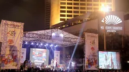 Beberapa panggung dengan penampilan artis-artis terkenal mampu membuat pengunjung bergoyang bersama (Liputan6.com/Faizal Fanani) 