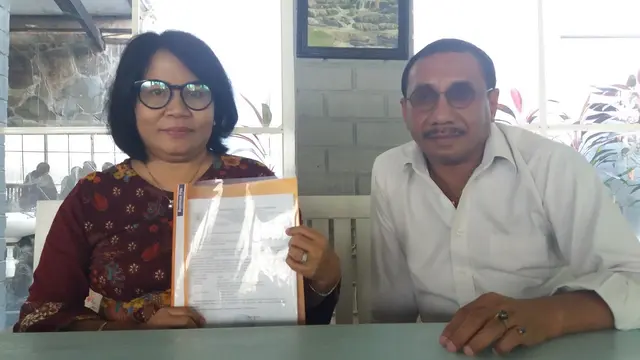 Jermias Rarsina dan Yohana Galenta selaku Tim Kuasa Hukum CV. Marine 33, CV. Rezky Bahari dan CV. Putri Laut Biru menegaskan dalam kasus eksportir ikan oleh PT. SN ada dugaan terjadi Tindak Pidana Pencucian Uang (TPPU) Liputan6.com/ Eka Hakim)