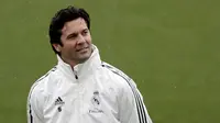 Pelatih anyar Real Madrid, Santiago Solari, memimpin sesi latihan di Valdebebas, Madrid, Selasa (30/10/2018). Santiago Solari menjadi pelatih Real Madrid menggantikan Julen Lopetegui yang dipecat. (AP/Manu Fernandez)